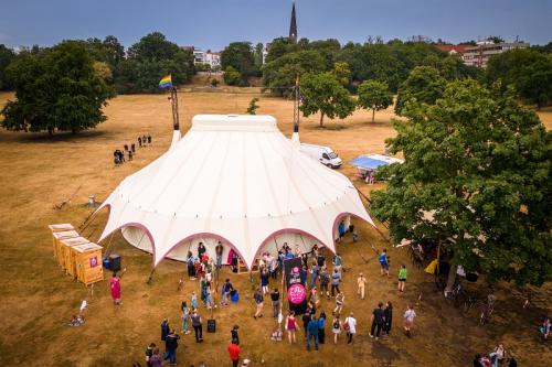 Zirkustheater Festival: Zirkuszelt im Alaunpark 2022, Foto: André Wirsig