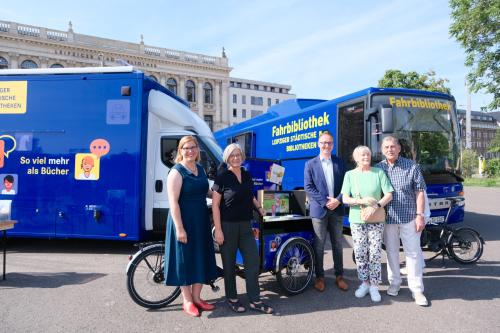 Dr. Skadi Jennicke, Susanne Metz, Sven Hirschfelder &#40;Vors. Förderverein LSB&#41;, Elke und Thomas Loest &#40;Loest-Stiftung&#41; &#40;v.l.&#41; mit dem neuen Lastenrad der Bibliothek